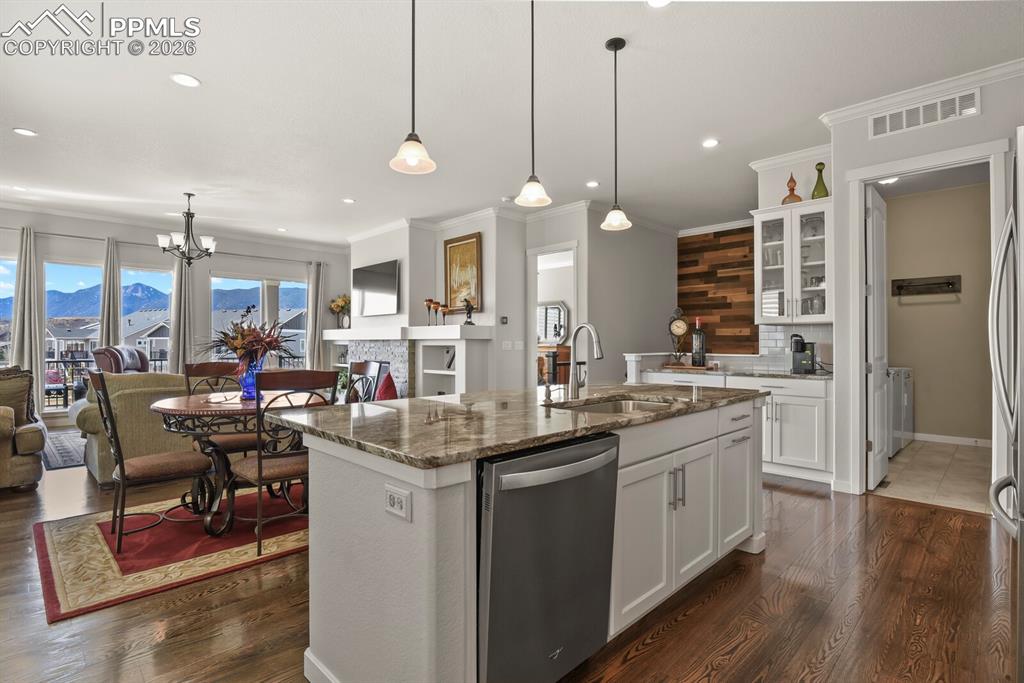 Image 8 of 50: Island pendant lights 