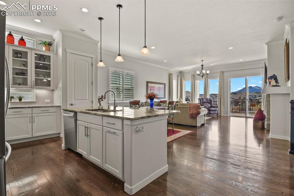 Image 9 of 50: Kitchen