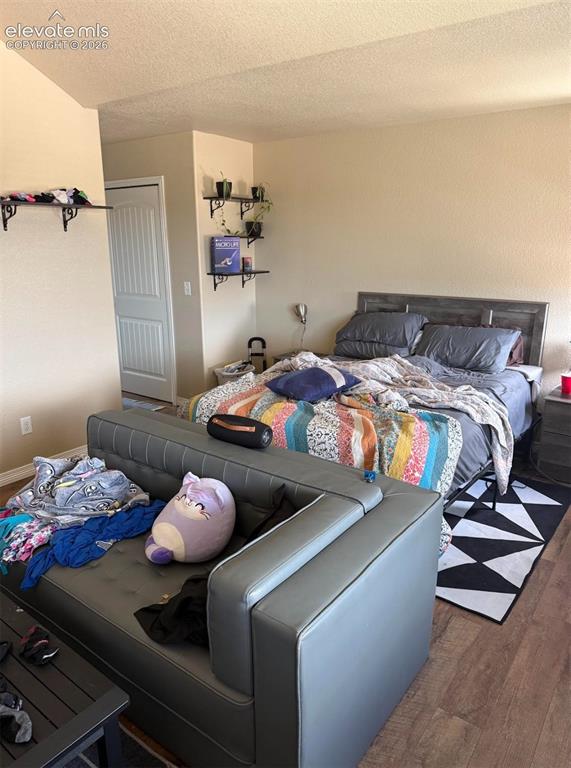Image 7 of 8: Bedroom