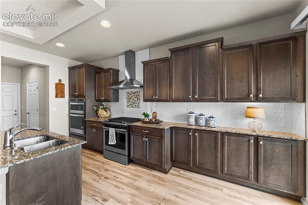 Image 18 of 36: Kitchen
