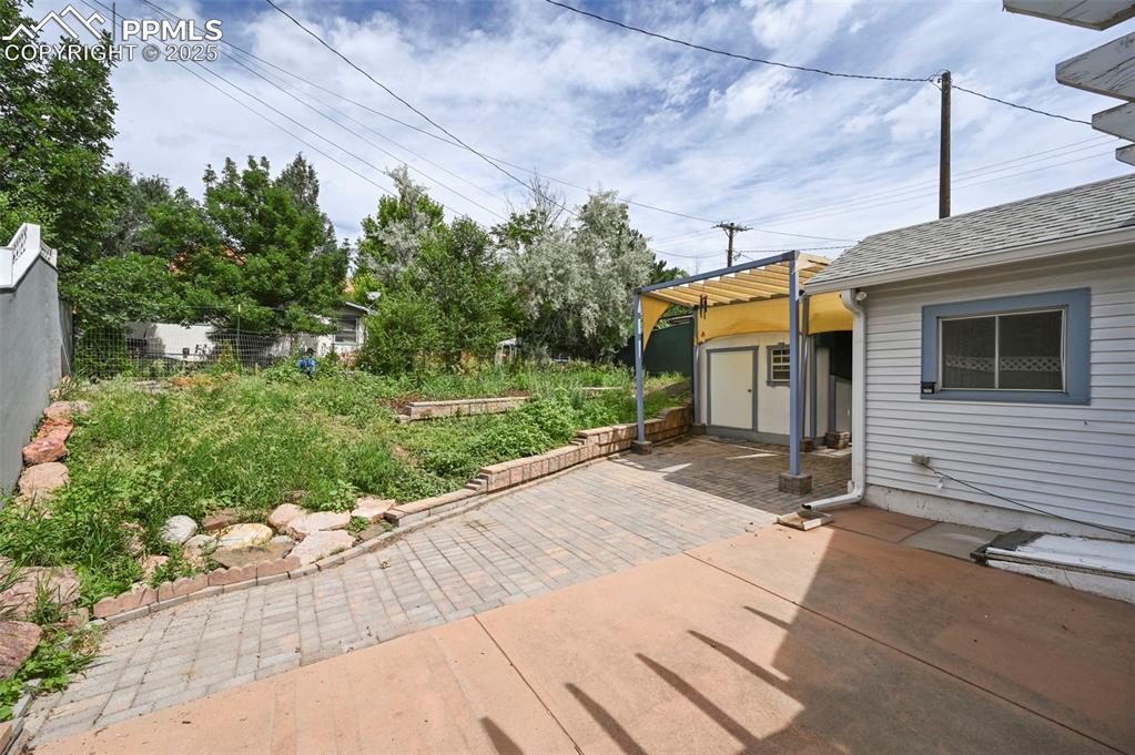 Image 17 of 25: Patio