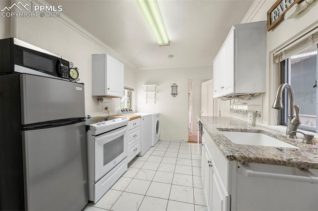 Image 8 of 25: Kitchen