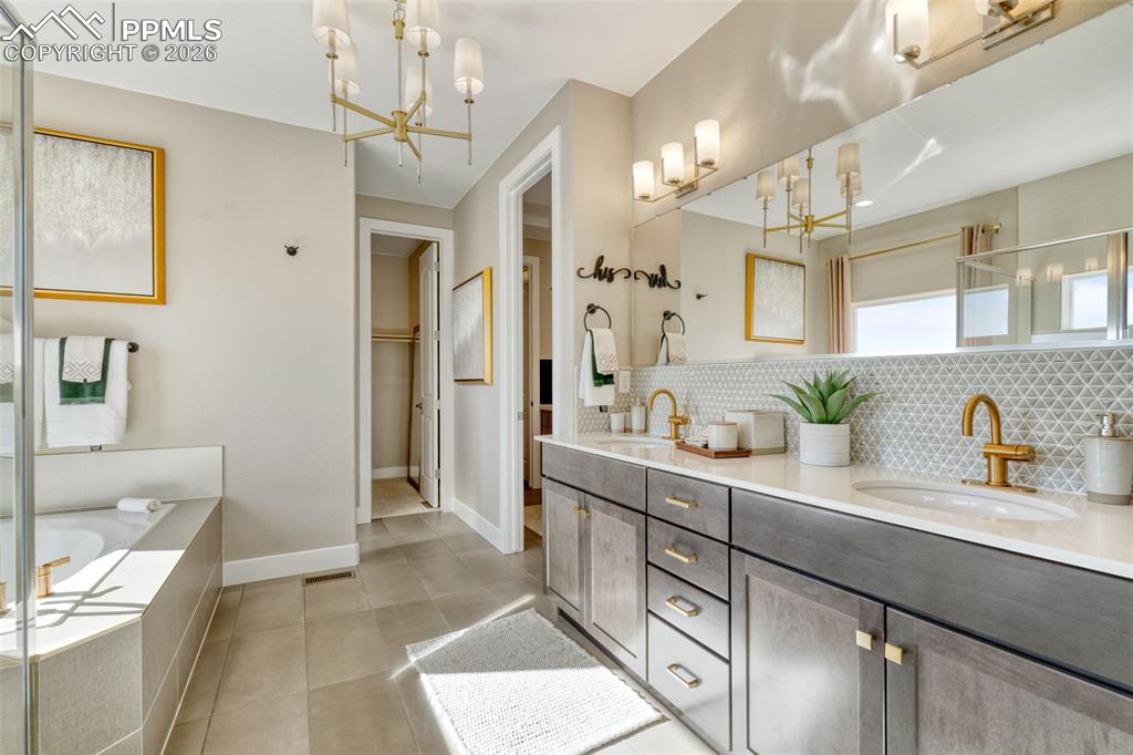 Image 26 of 50: Bathroom