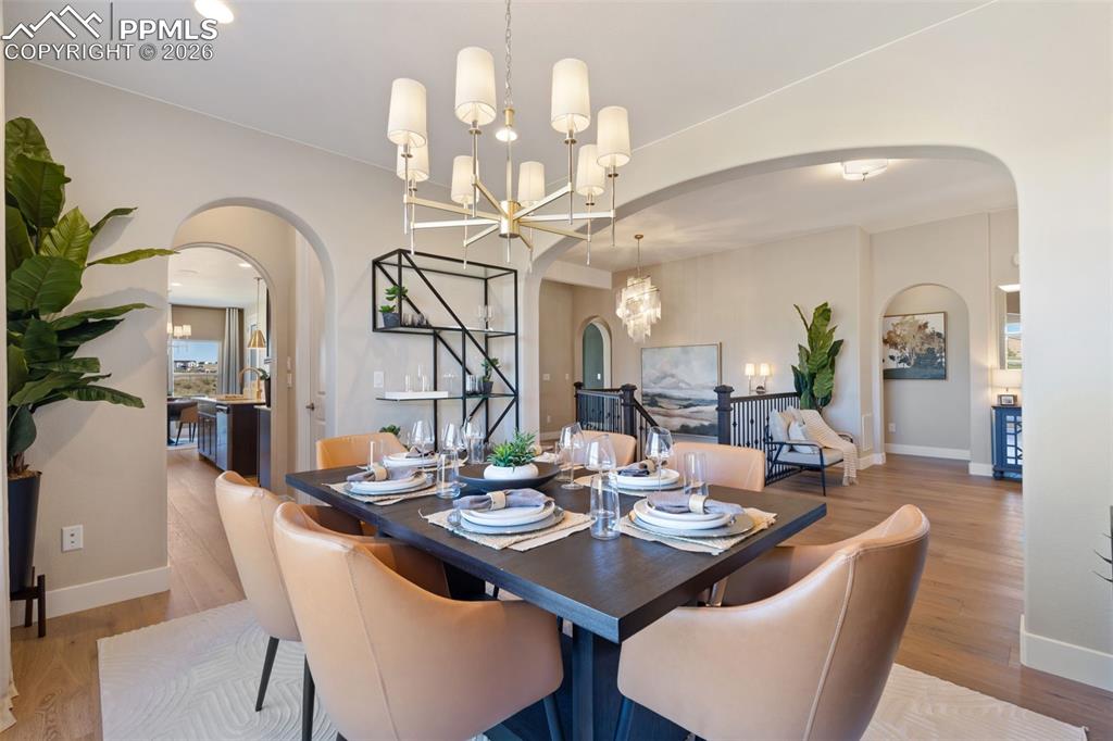 Image 6 of 50: Dining Area