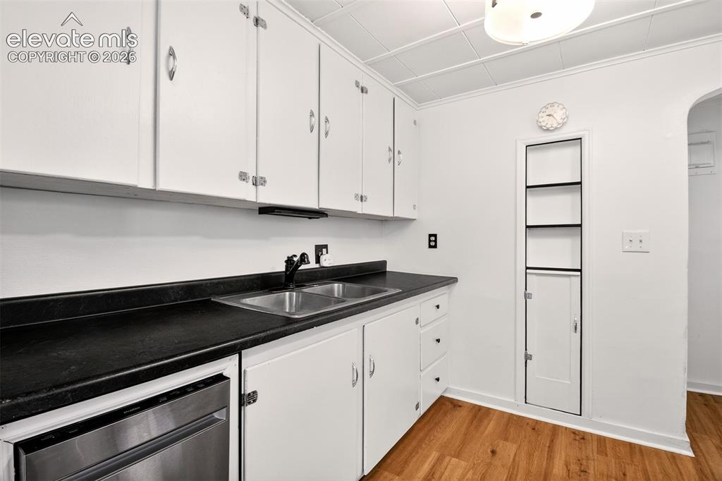 Image 11 of 41: Kitchen