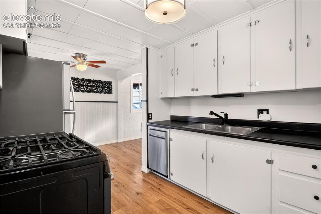 Image 14 of 41: Kitchen