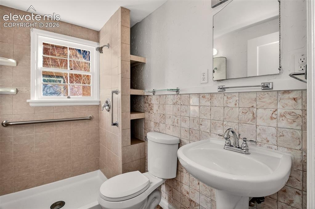Image 20 of 41: Bathroom