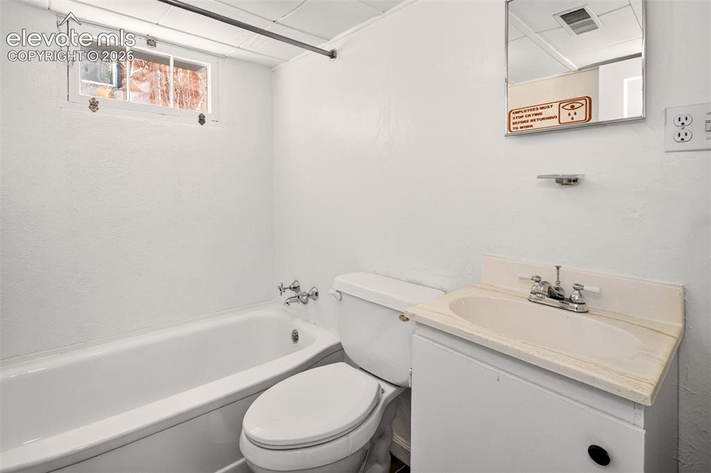Image 25 of 41: Bathroom