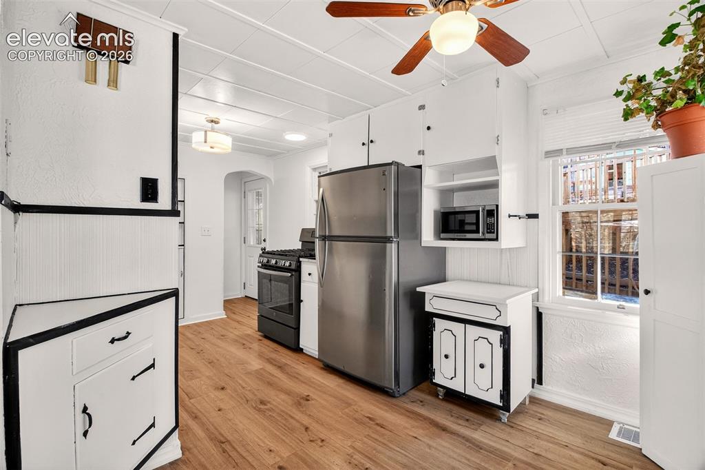 Image 8 of 41: Kitchen