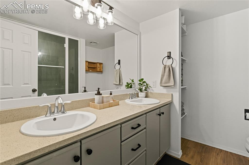 Image 23 of 41: Bathroom