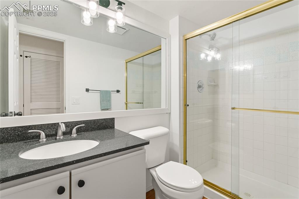 Image 33 of 41: Bathroom
