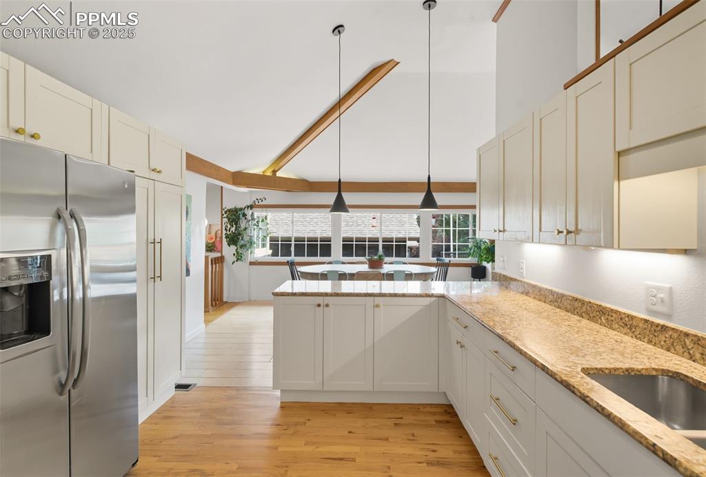 Image 22 of 49: Kitchen