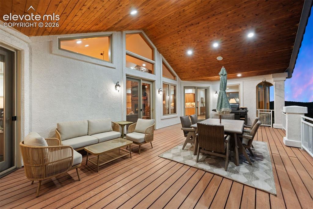 Image 16 of 50: Deck
