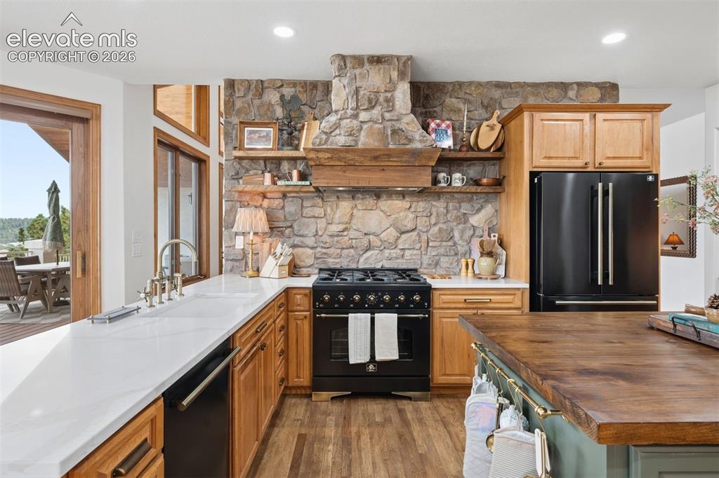Image 19 of 50: Kitchen