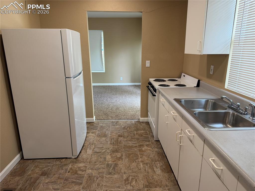 Image 4 of 9: Kitchen