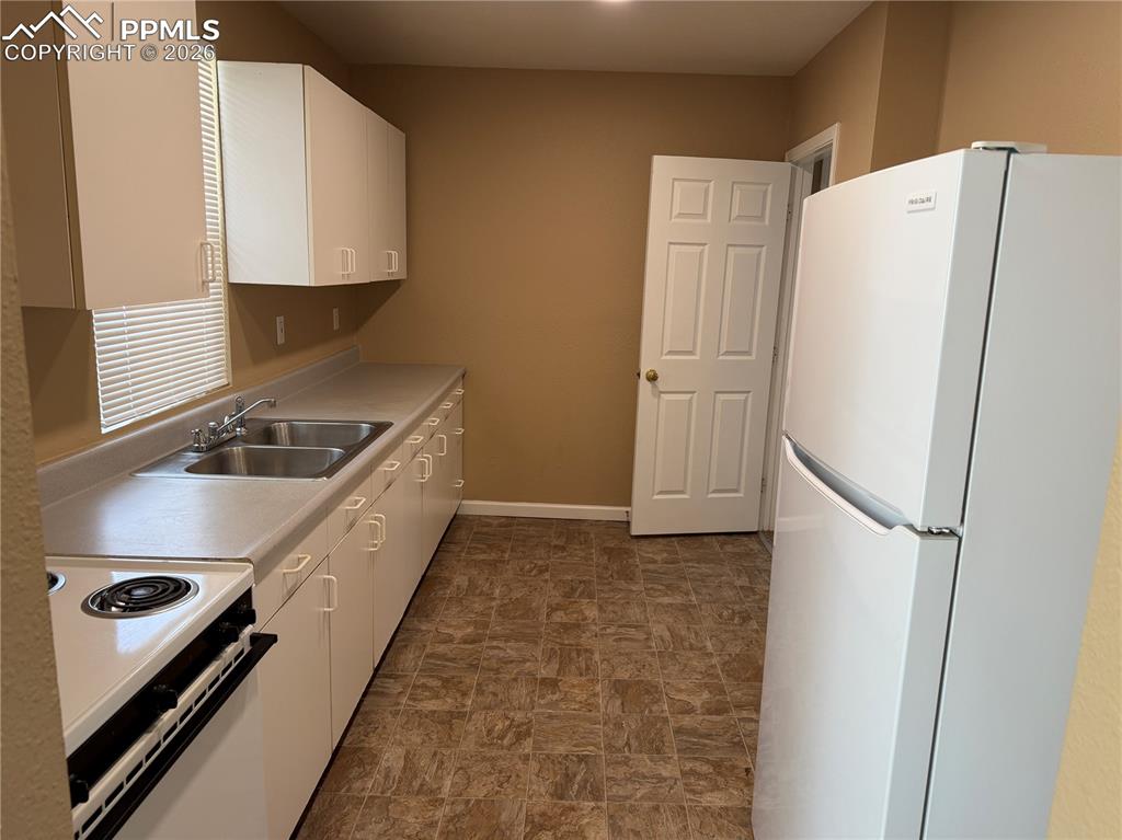 Image 5 of 9: Kitchen