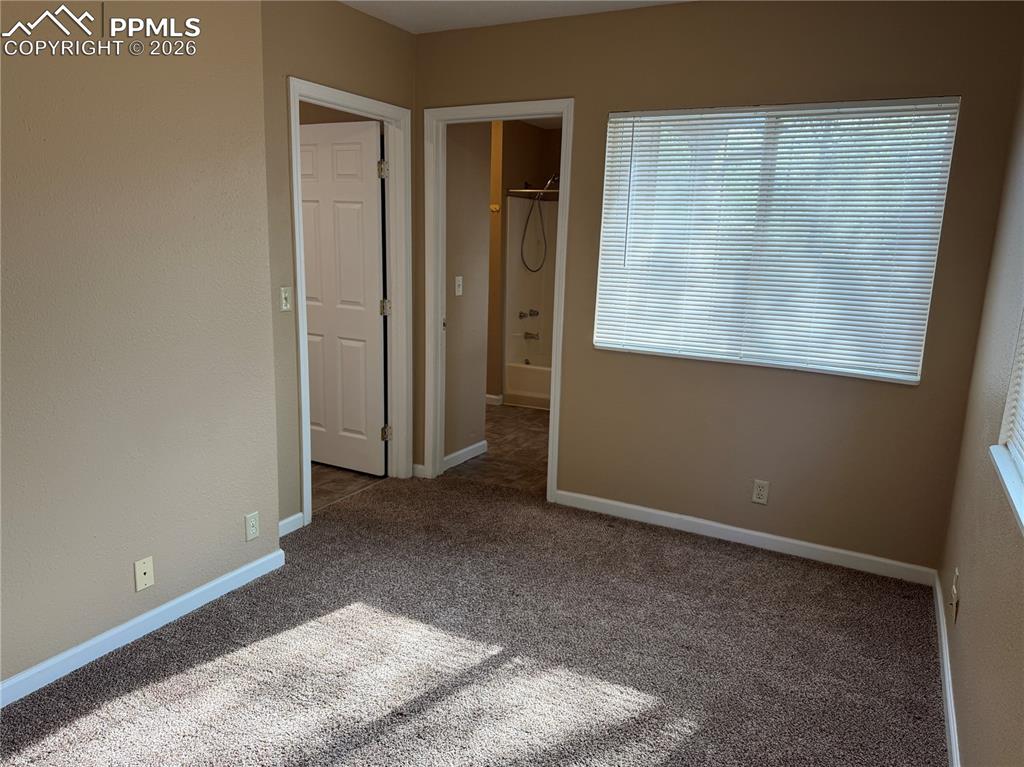 Image 7 of 9: Bedroom