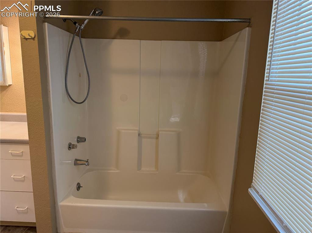 Image 8 of 9: Bathroom