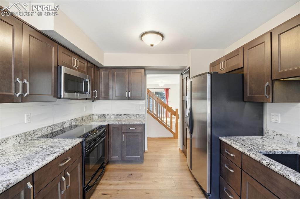 Image 10 of 50: Kitchen