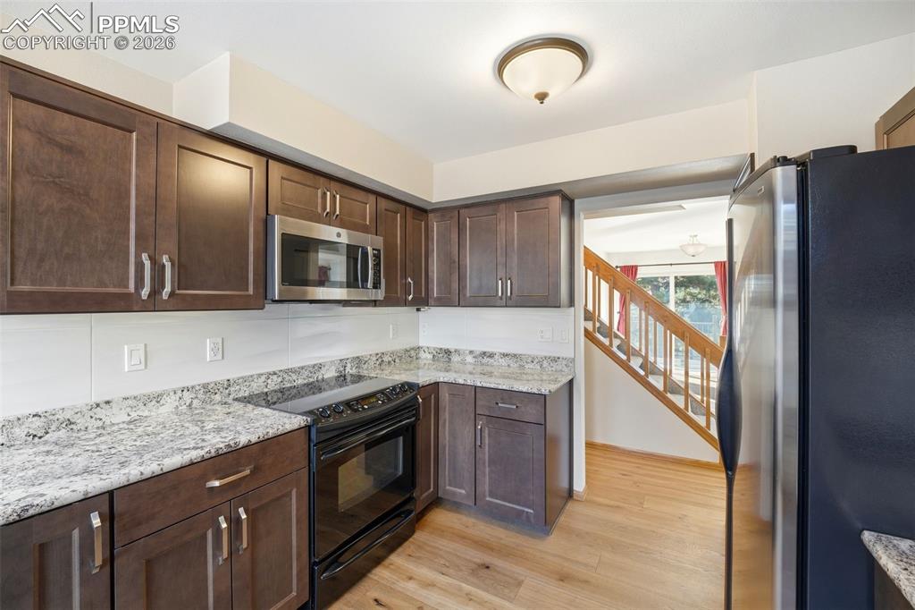 Image 11 of 50: Kitchen