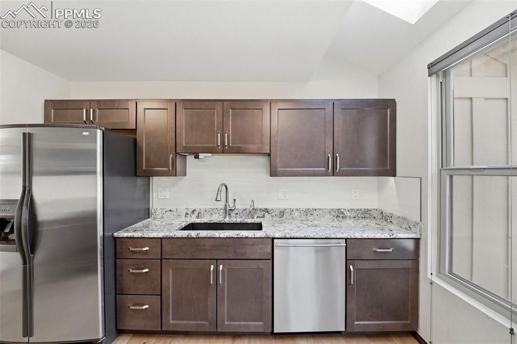 Image 12 of 50: Kitchen