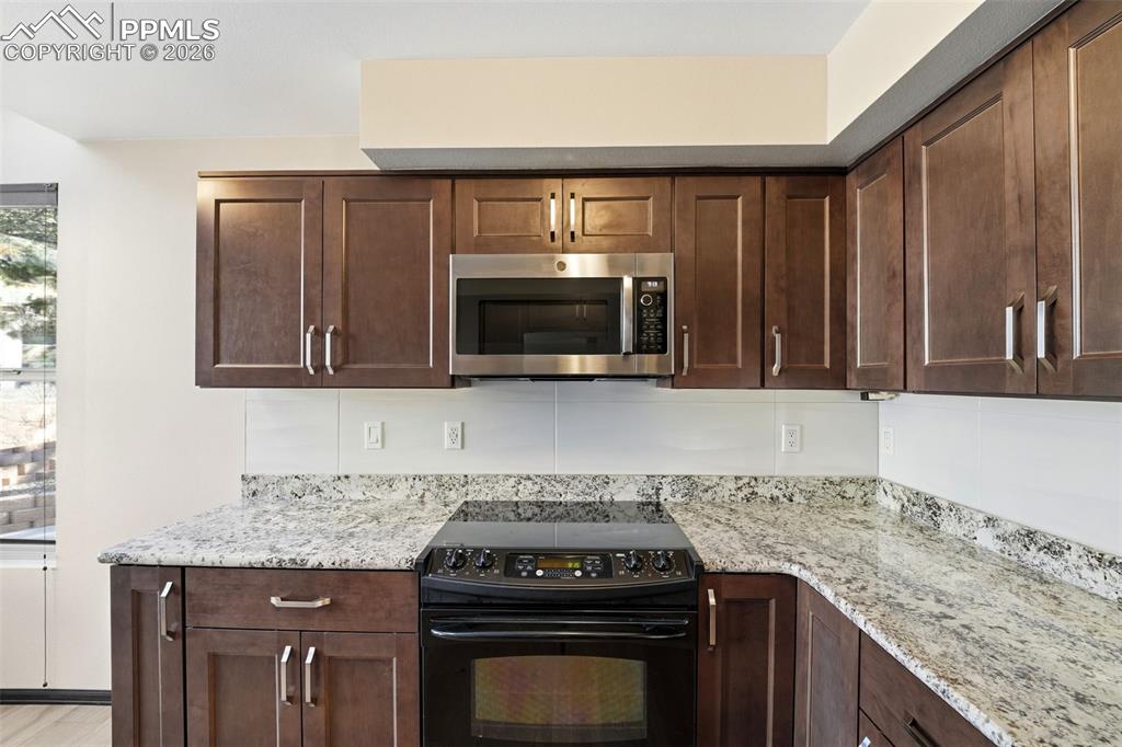 Image 13 of 50: Kitchen