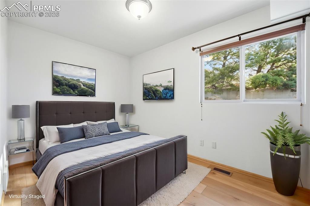 Image 14 of 50: Bedroom