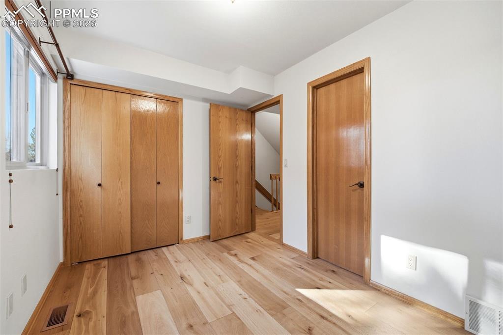 Image 15 of 50: Bedroom