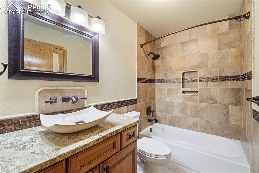 Image 16 of 50: Bathroom