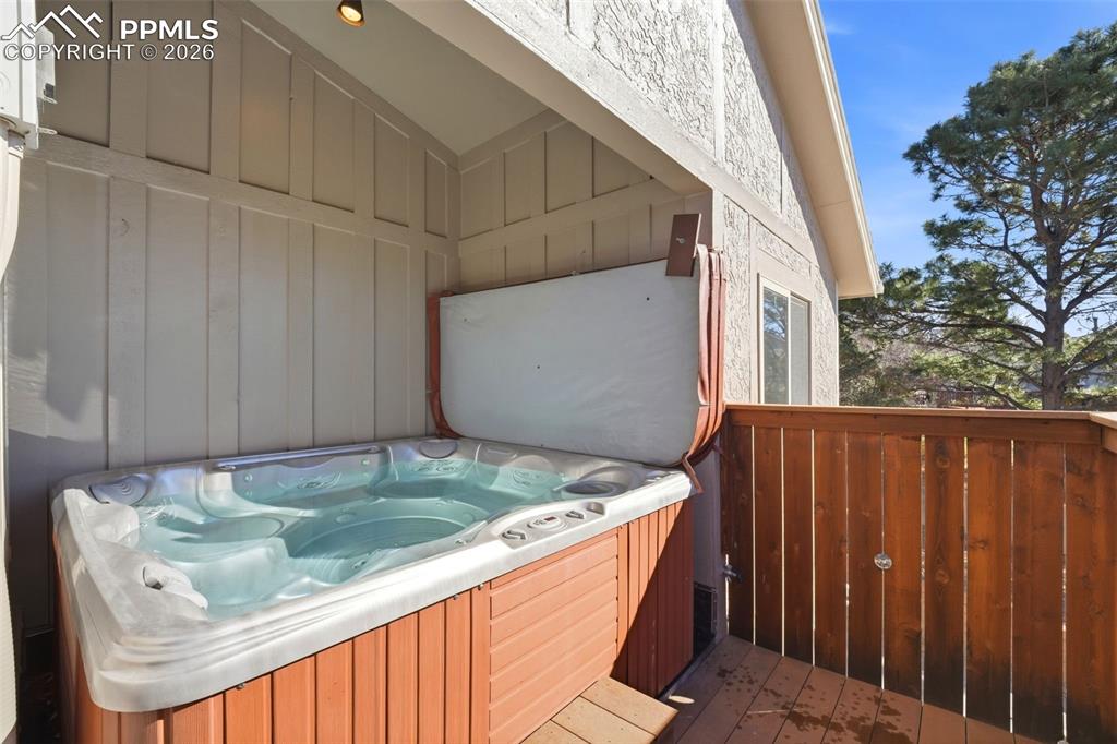 Image 23 of 50: Deck