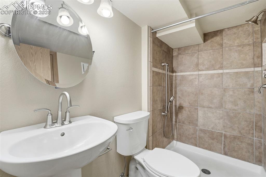 Image 37 of 50: Bathroom