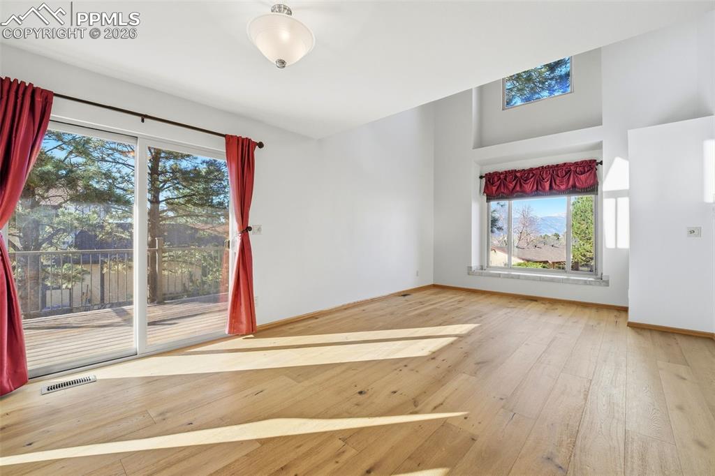 Image 4 of 50: Living Room