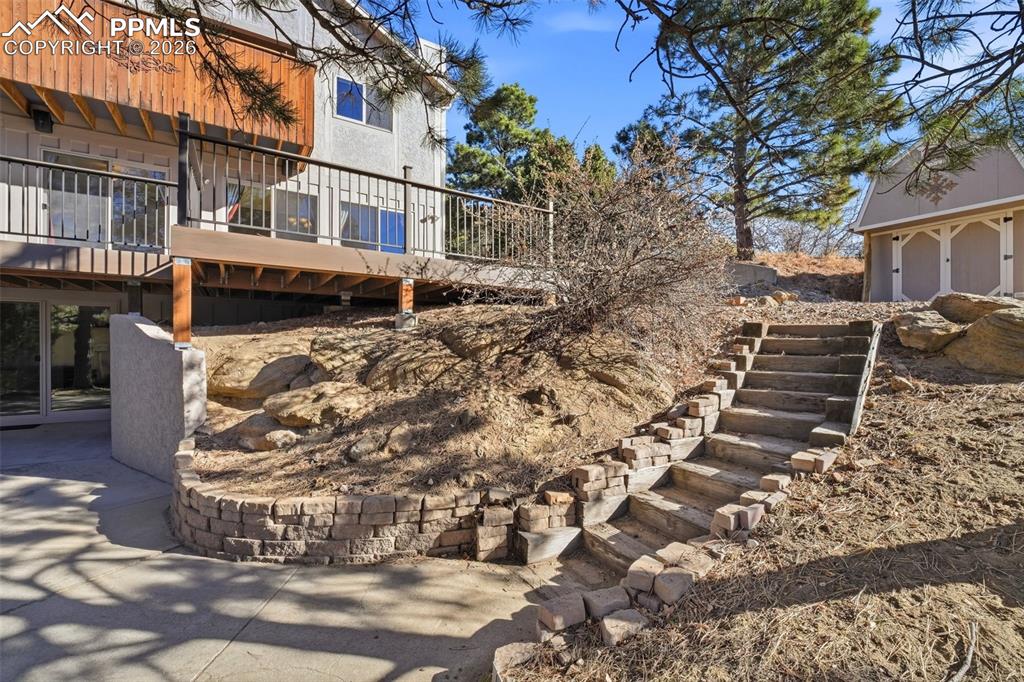 Image 40 of 50: Yard