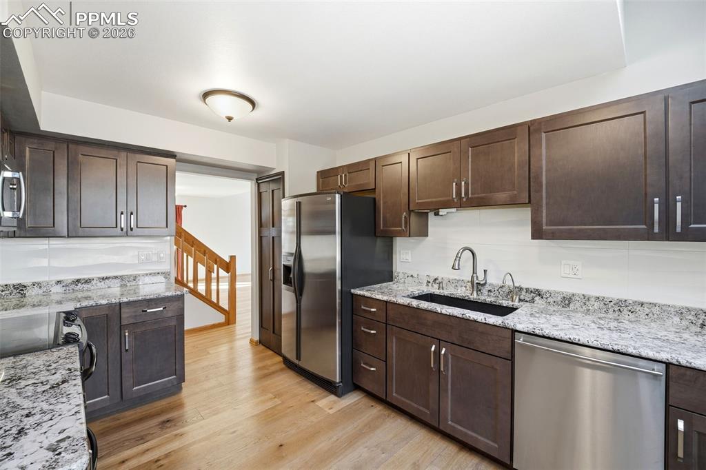 Image 9 of 50: Kitchen