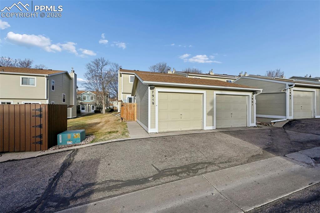 Image 21 of 22: Garage