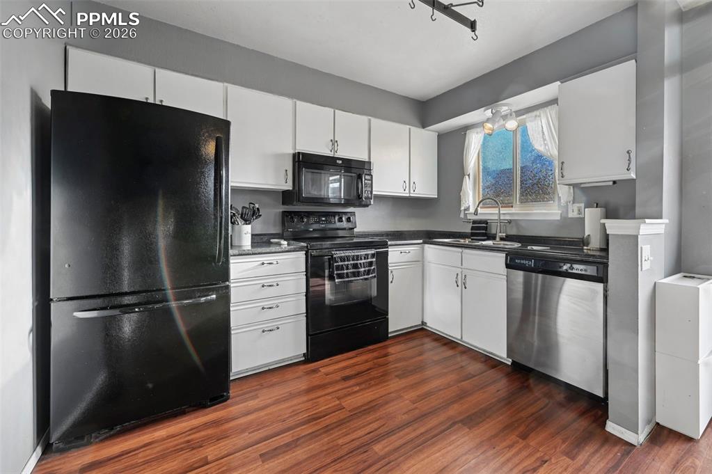 Image 6 of 22: Kitchen