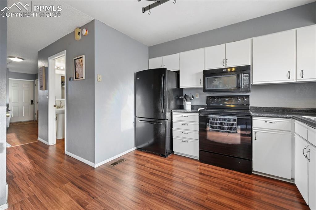 Image 7 of 22: Kitchen