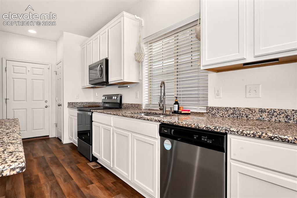 Image 14 of 49: Kitchen