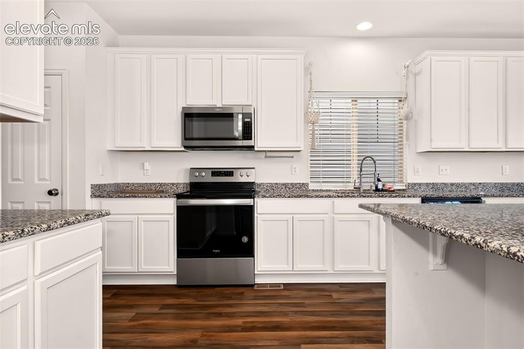 Image 15 of 49: Kitchen