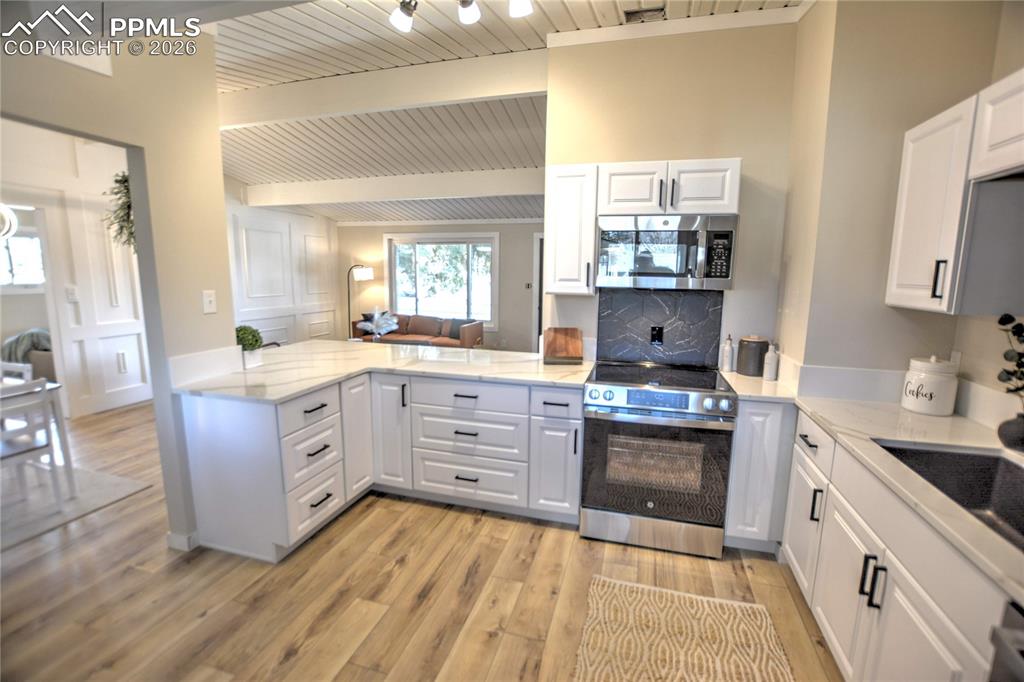 Image 16 of 33: Kitchen