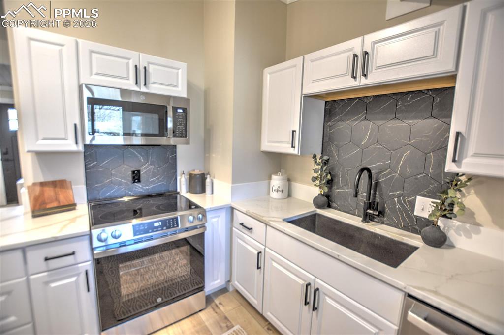 Image 17 of 33: Kitchen