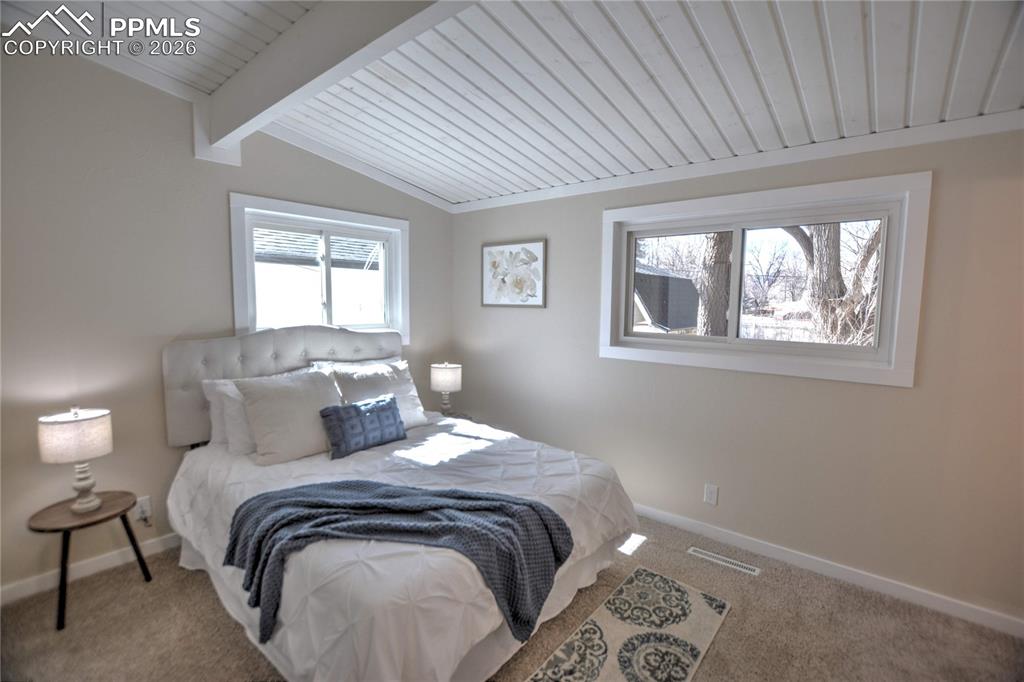 Image 23 of 33: Bedroom