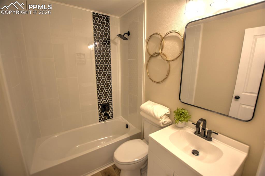 Image 28 of 33: Bathroom