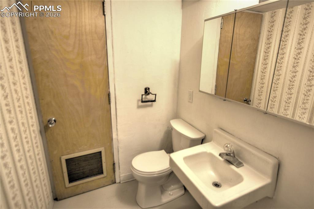 Image 33 of 33: Bathroom