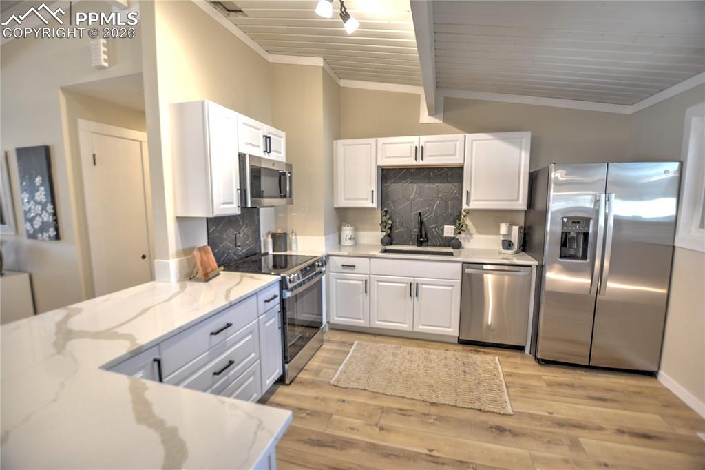 Image 8 of 33: Kitchen