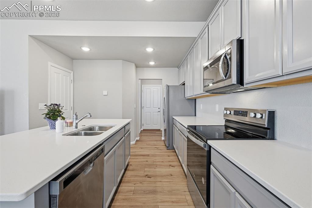 Image 16 of 33: Kitchen