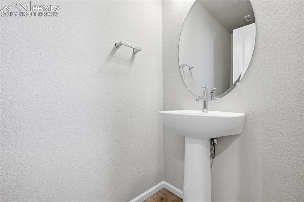 Image 19 of 33: Bathroom