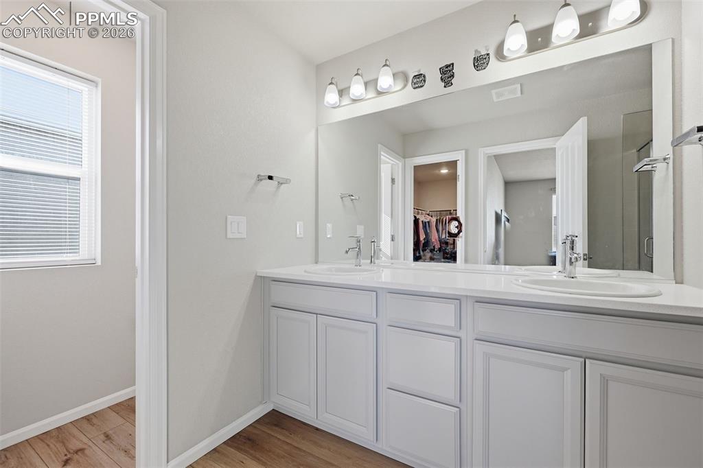 Image 22 of 33: Bathroom