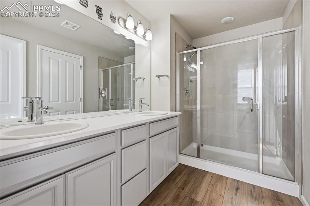 Image 23 of 33: Bathroom