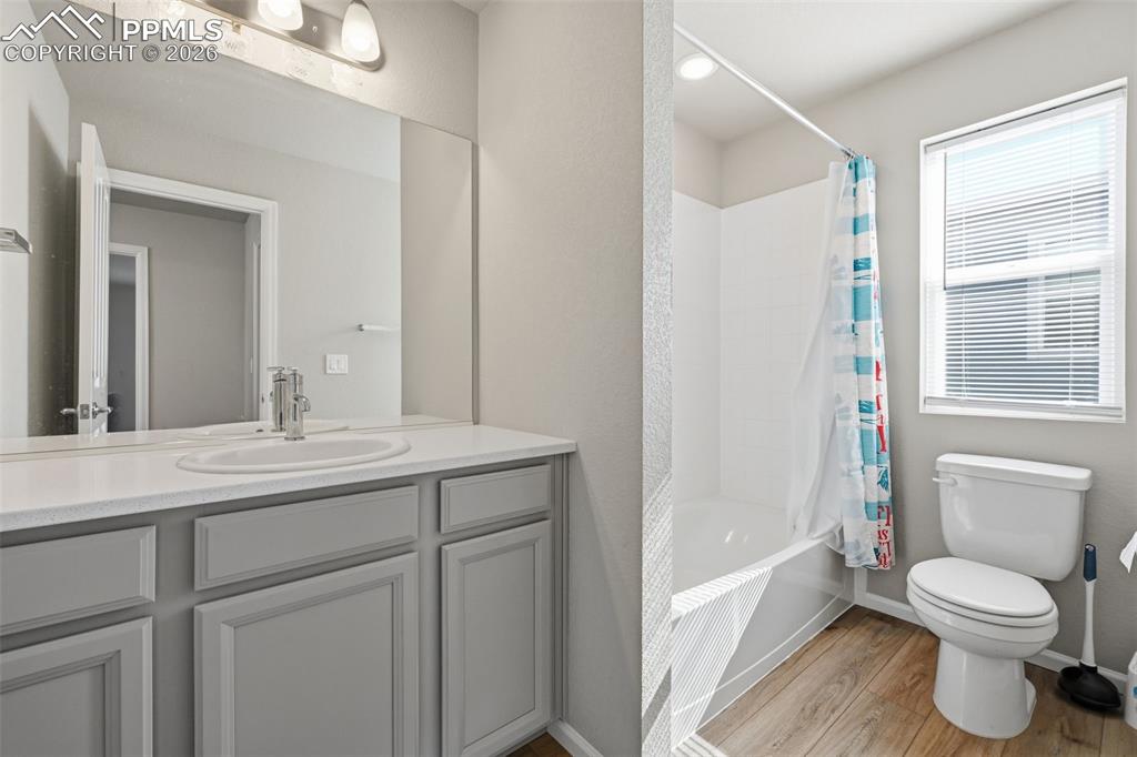 Image 27 of 33: Bathroom